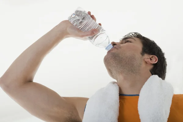 Sportsman drinking water — Stock Photo, Image
