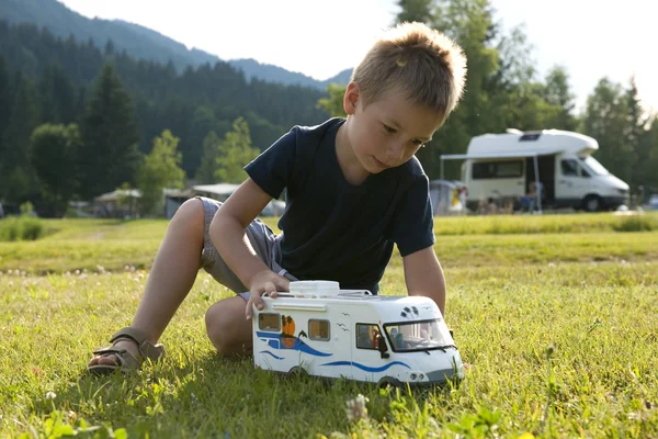 Kleine jongen spelen op camping site — Stockfoto