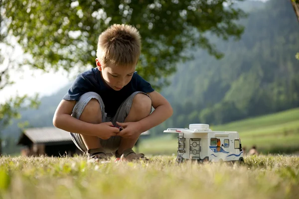 Liten pojke spelar på campingen — Stockfoto