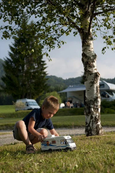 Menino brincando no local de acampamento — Fotografia de Stock