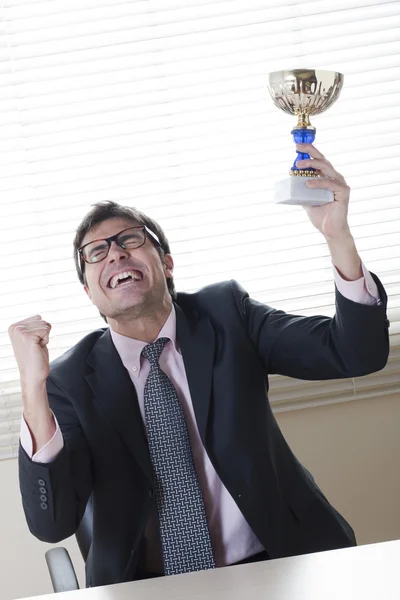 Empresário celebrando levantar uma xícara — Fotografia de Stock