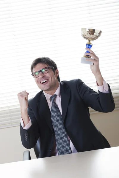 Geschäftsmann feiert das Anheben eines Pokals — Stockfoto