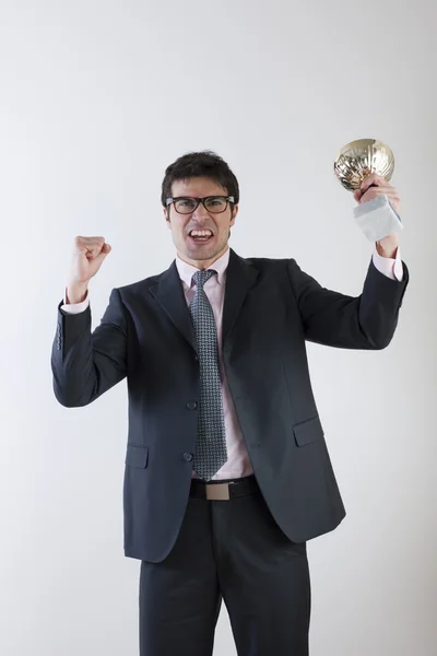 Geschäftsmann feiert das Anheben eines Pokals — Stockfoto