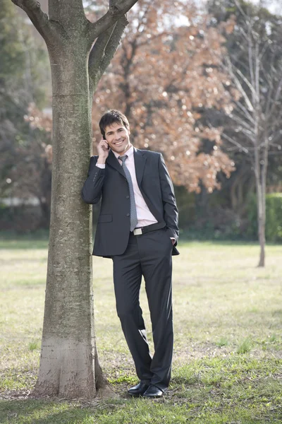 Üzletember a szabadban telefonál. — Stock Fotó