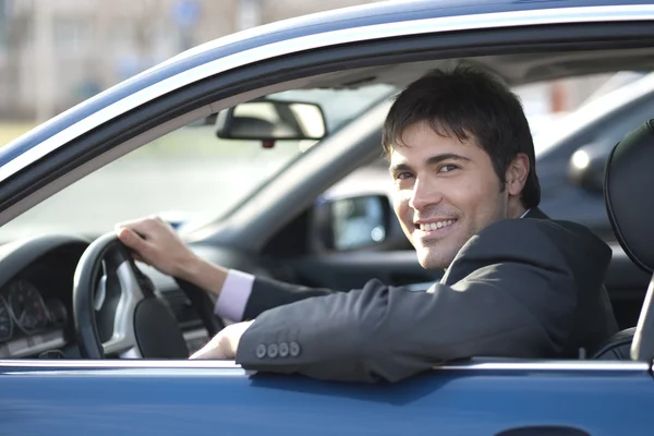 Usmíval se podnikatel řídí auto — Stock fotografie