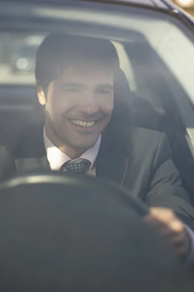 Sorridente uomo d'affari guida auto — Foto Stock