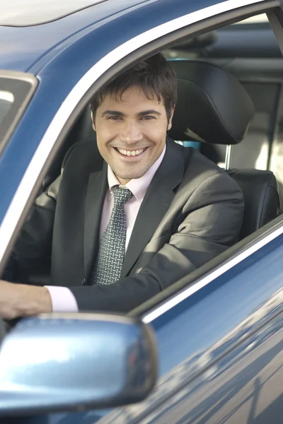 車を運転する実業家の笑みを浮かべてください。 — ストック写真
