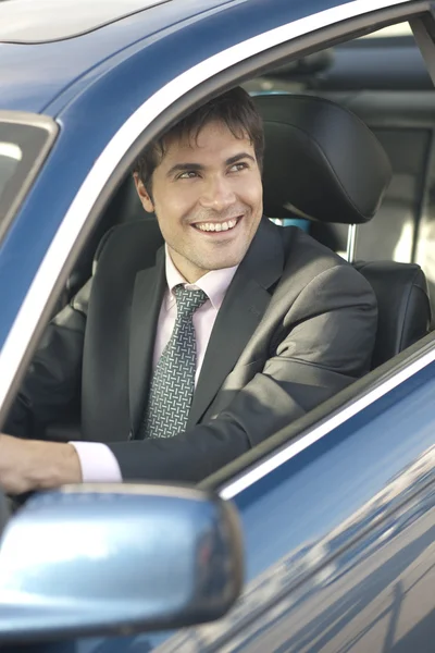 Glimlachend zakenman rijden auto — Stockfoto
