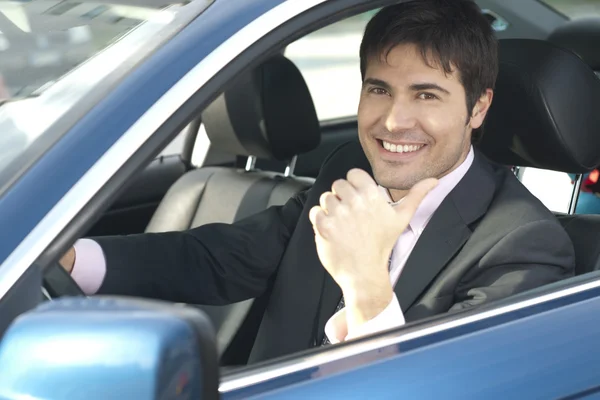 Lächelnder Fahrer mit erhobenem Daumen — Stockfoto