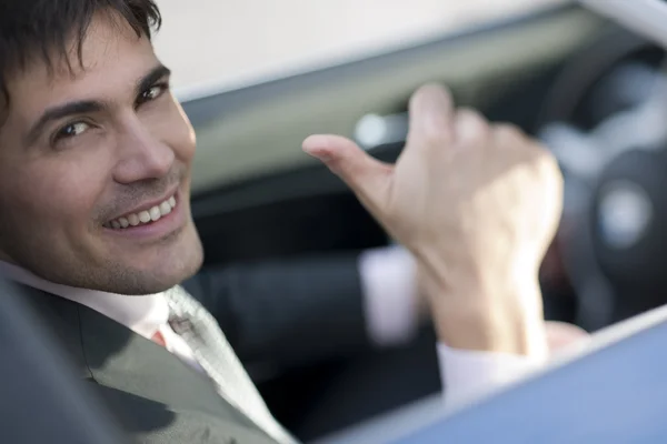 Motorista sorridente com o polegar para cima — Fotografia de Stock