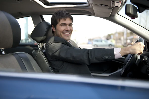 Glimlachend zakenman rijden auto — Stockfoto