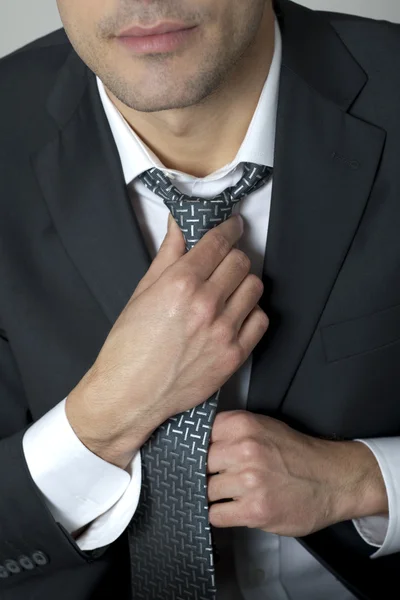 Biznesmen dopasowuje krawat — Zdjęcie stockowe
