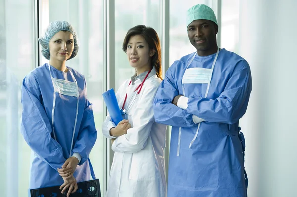 Retrato da equipe médica multi-étnica — Fotografia de Stock