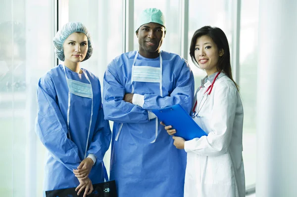 Portret van multi-etnische medisch team — Stockfoto