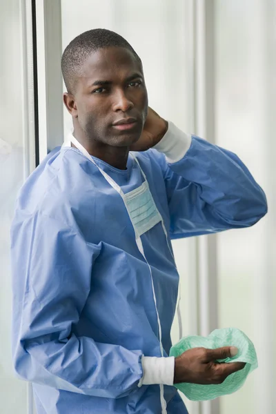 Manliga kirurgrökning genie lampa — Stockfoto