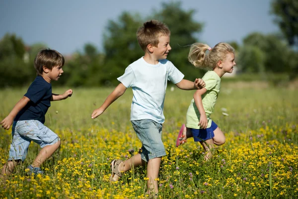 Crianças correndo — Fotografia de Stock