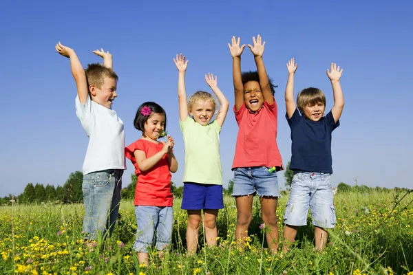 Grupo multiétnico de niños al aire libre — Foto de Stock