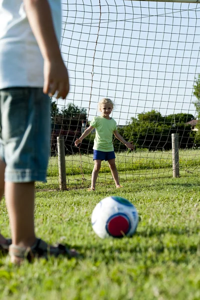 Παιδιά που παίζουν ποδόσφαιρο — Φωτογραφία Αρχείου