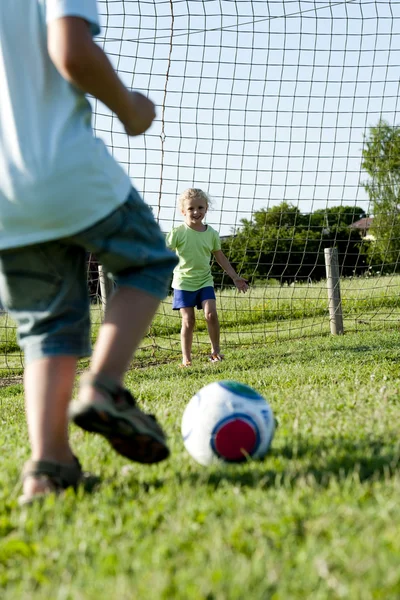 Παιδιά που παίζουν ποδόσφαιρο — Φωτογραφία Αρχείου