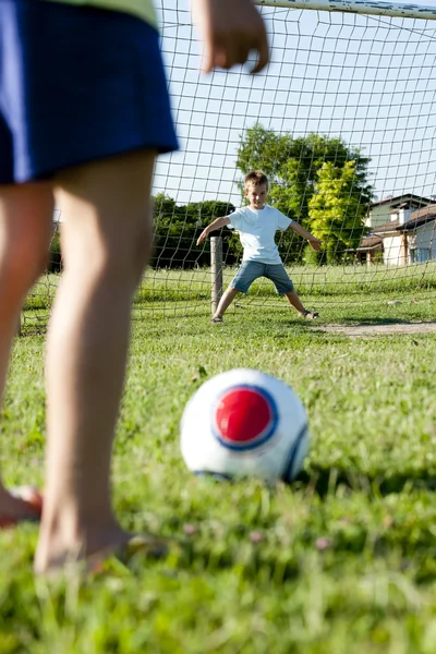 축구를 하는 어린이들 — 스톡 사진