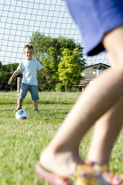 Anak-anak Bermain Sepak Bola — Stok Foto