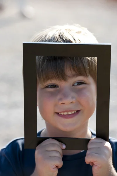 Kleine jongen in frame — Stockfoto