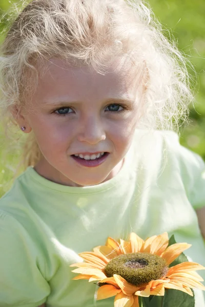 Gadis kecil yang lucu dengan bunga matahari — Stok Foto