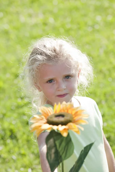 Niedliche kleine Mädchen mit Sonnenblume — Stockfoto