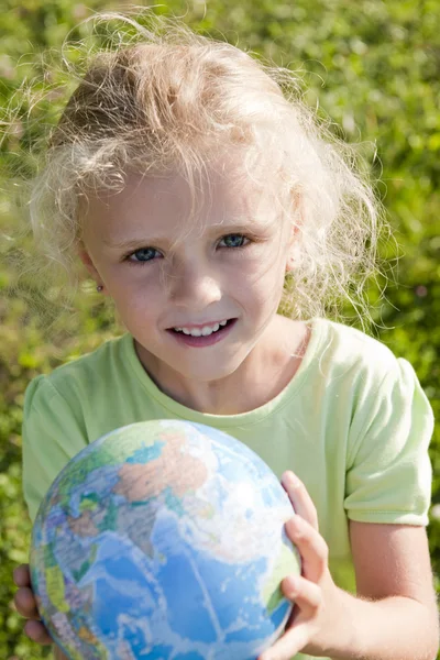 Malá dívka hospodářství zeměkoule — Stock fotografie
