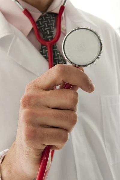 Médico com a mão da prancheta segurando estetoscópio — Fotografia de Stock