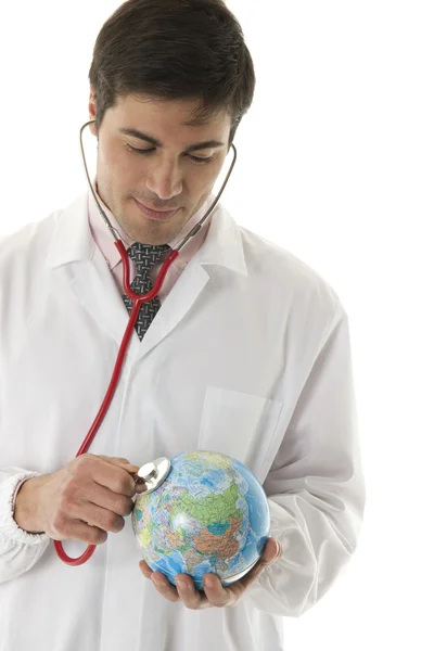 医師が聴診器で地球を聴く — ストック写真