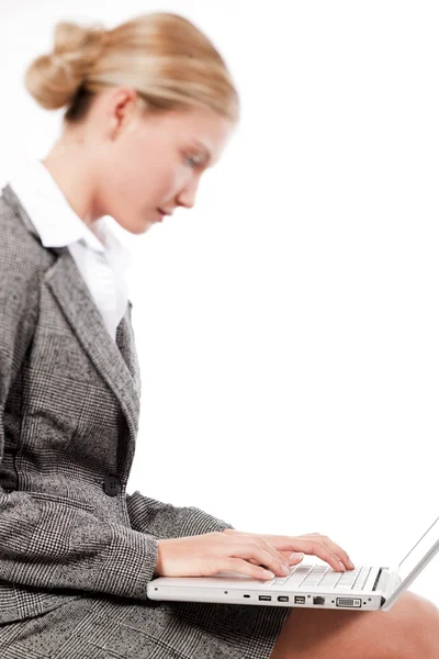 Mulher de negócios bonita trabalhando em seu laptop — Fotografia de Stock