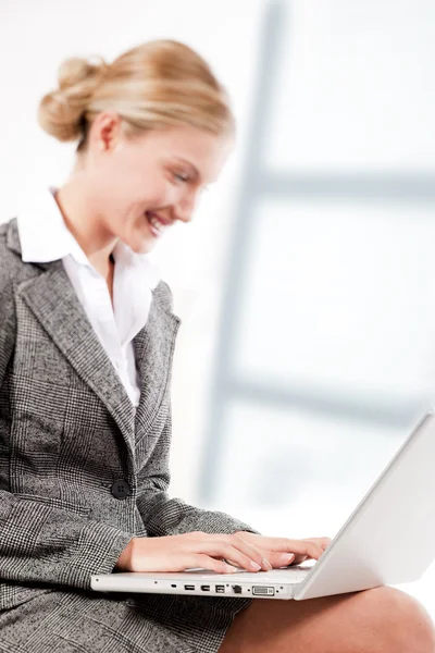 Mooie zakenvrouw die op haar laptop werkt — Stockfoto