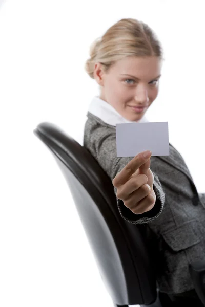 Hermosa mujer de negocios mostrando una tarjeta en blanco — Foto de Stock