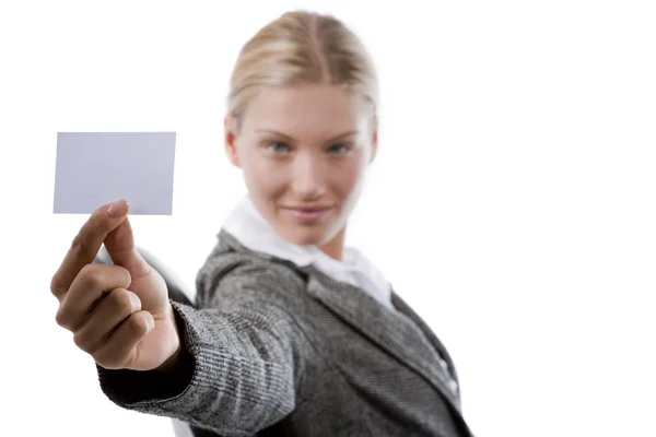 Biznes kobieta pokazano puste karty — Zdjęcie stockowe