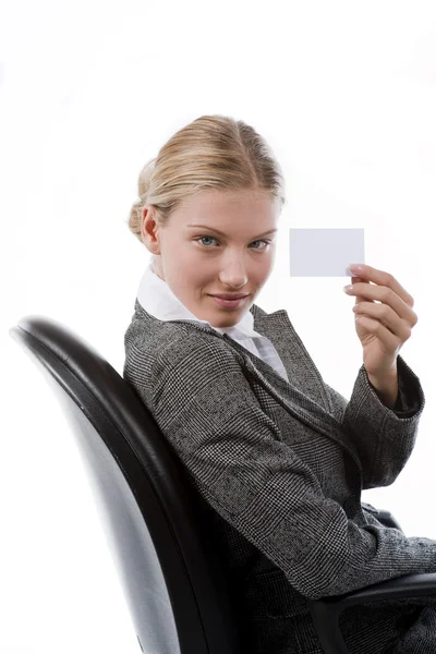 Mulher de negócios bonita mostrando um cartão em branco — Fotografia de Stock