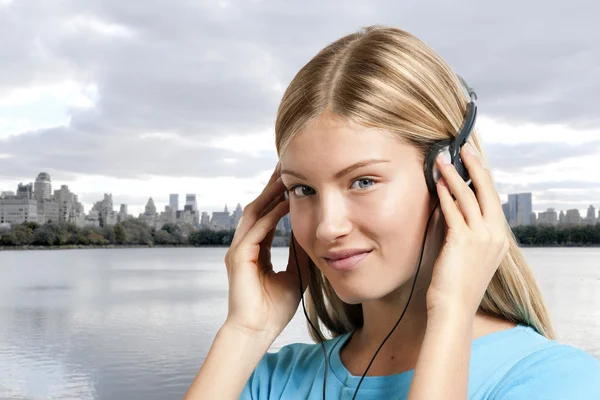 Дівчинка-підліток слухає музику — стокове фото