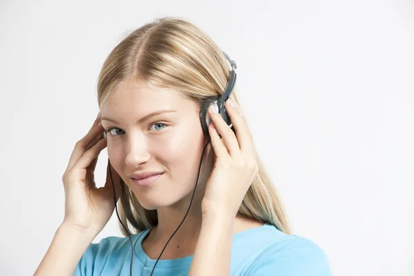 Дівчинка-підліток слухає музику — стокове фото