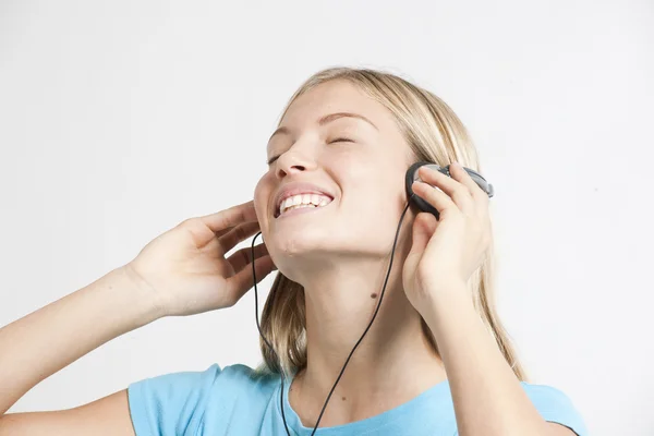 Tienermeisje luisteren naar de muziek — Stockfoto