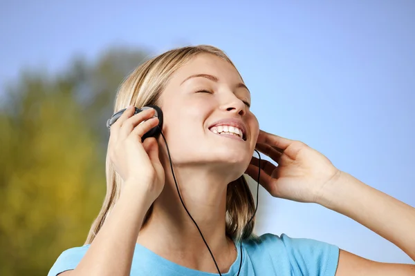 Tienermeisje luisteren naar de muziek — Stockfoto