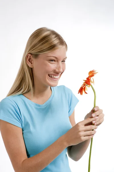 美しい若い女性は白で隔離される赤の花を持つ — ストック写真