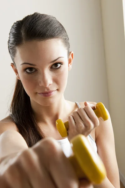 Young woman with dumbells — Stock Photo, Image