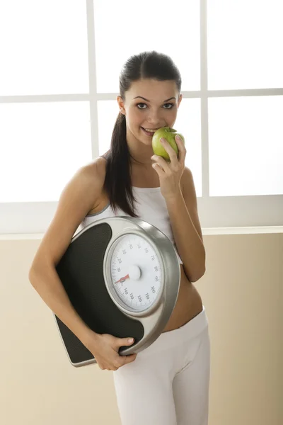 Young woman holding weight scale — Stock Photo, Image