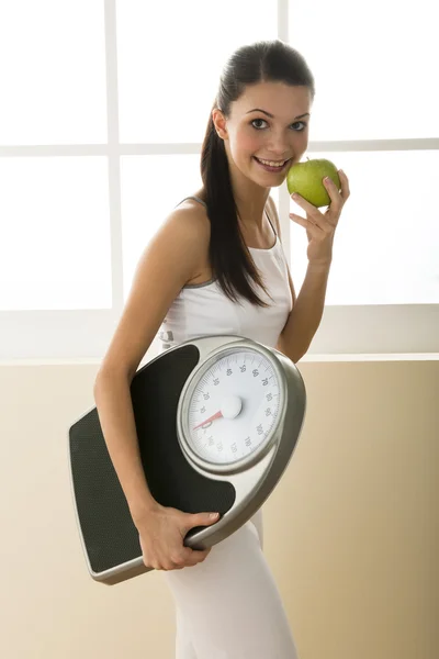 Młoda kobieta trzyma skala wagi — Zdjęcie stockowe