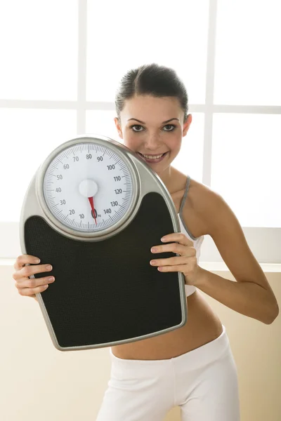 Fiatal nő holding kilogramm skála — Stock Fotó