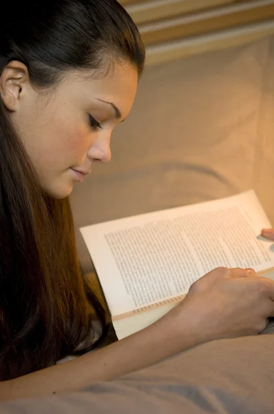 Bella ragazza adolescente che legge nella sua camera da letto — Foto Stock