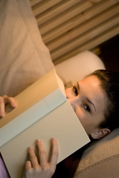 Όμορφη έφηβη ανάγνωση στην κρεβατοκάμαρά της — Φωτογραφία Αρχείου