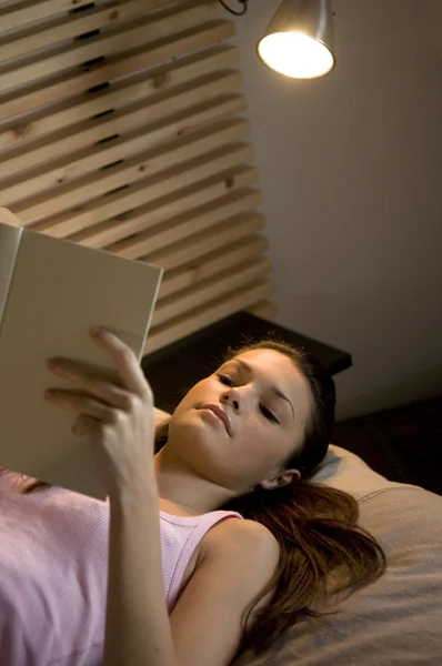 Mooie tienermeisje lezen in haar slaapkamer — Stockfoto