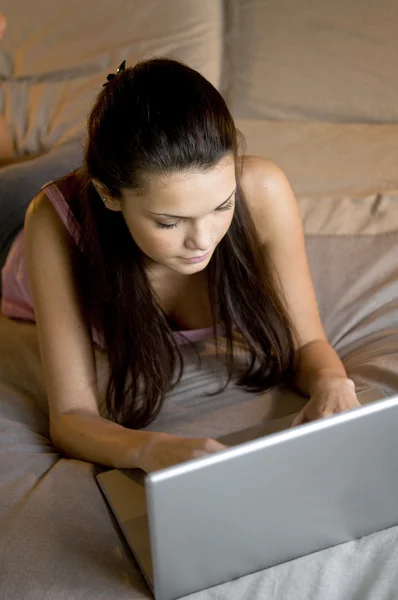 Tonårsflicka på laptop — Stockfoto