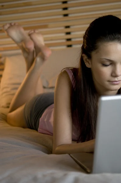 Chica adolescente en el ordenador portátil — Foto de Stock